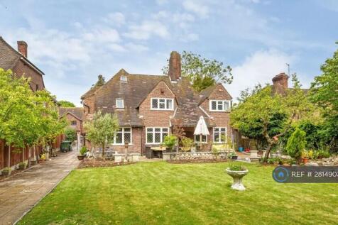 Spacious Garden With Sitting Area