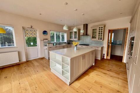 Long barn - Kitchen.jpg