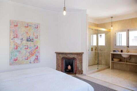 historic-building-with-three-exceptional-apartm...