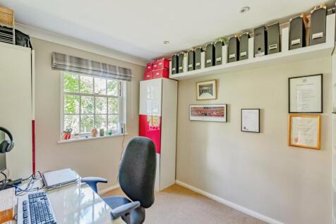 Home office - Bedroom 5