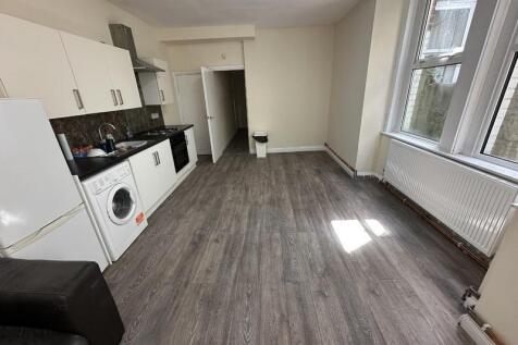 2 Bedroom Ground floor Flat for Rent on Claude Pla