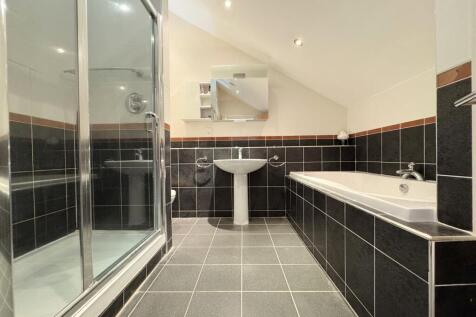 En Suite Main Bedroom