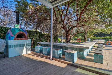 Pizza oven entertainment area