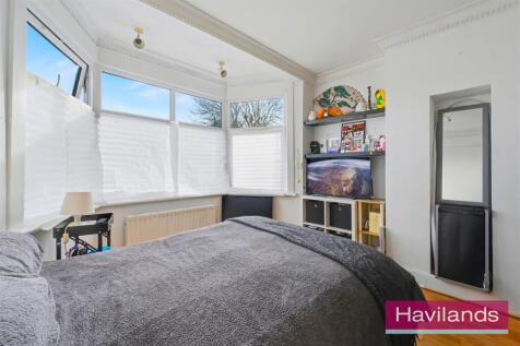 39 Laburnum Grove N21 3HT-5.jpg