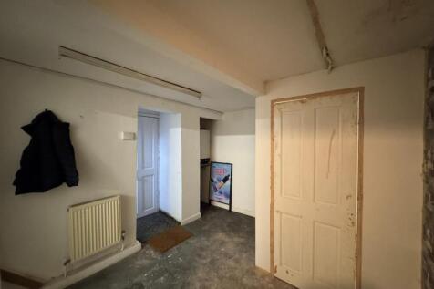 Retail Property (high street) to rent Image 6