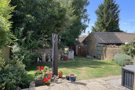 2 The Chimneys Rear Garden.JPG