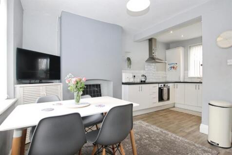 FITTED KITCHEN / DINER