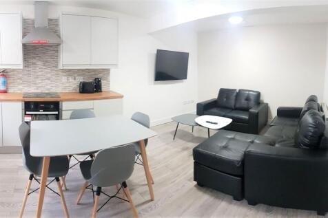 4-bed flat on Flat ,  Egerton Road, Manchester, £2,167/mo