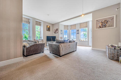 Spacious Bay Wind...