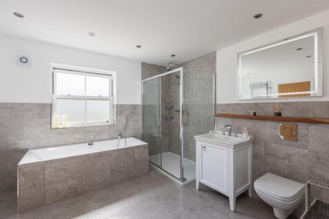 House - House Bathroom / Bedroom 4 Suite