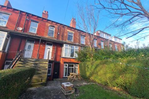 A charming view of the front exterior of a trad...