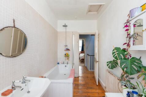 1B0RMR - Bathroom A.jpg