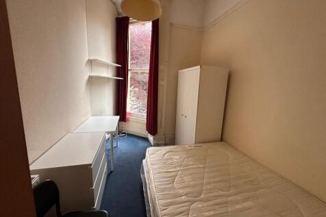 Neat single bedroom with a large sash window an...