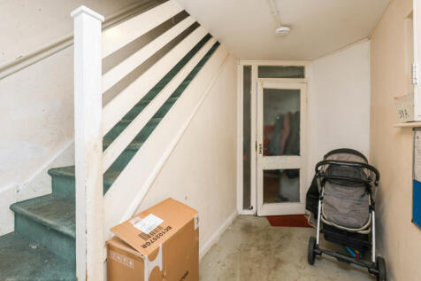 2-Bedroom Ground Floor Apartment with Private Gar