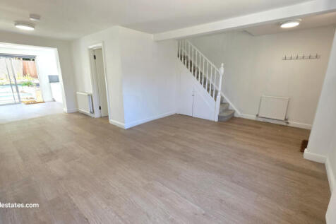 3 bed terraced house for sale Haldane Close, Musw