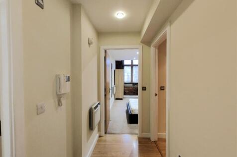 ENTRANCE/VESTIBULE