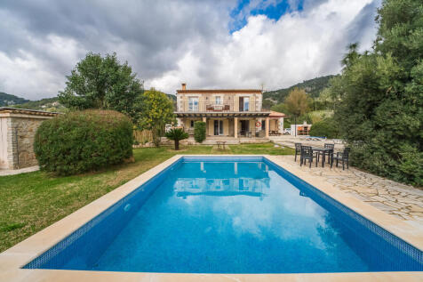 Idyllic finca with pool and mountain views