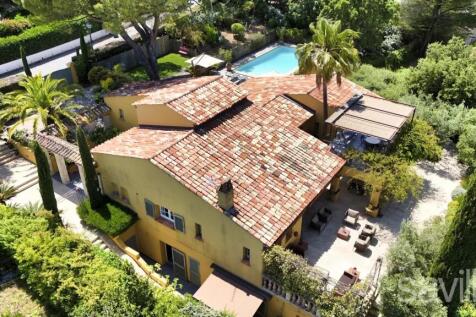 Provençal villa close to the village