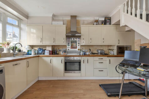 Flat 3, Golden Me...