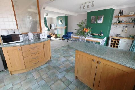 OPEN PLAN LIVING AREA