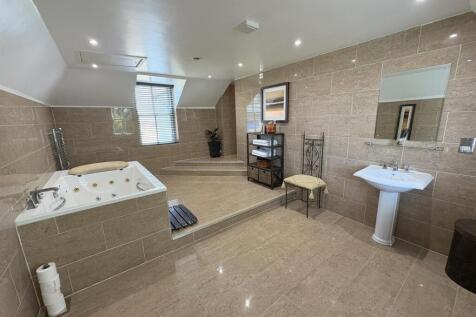 Jack and Jill Bathroom/ WC