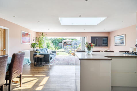 Kitchen/ Dining Room