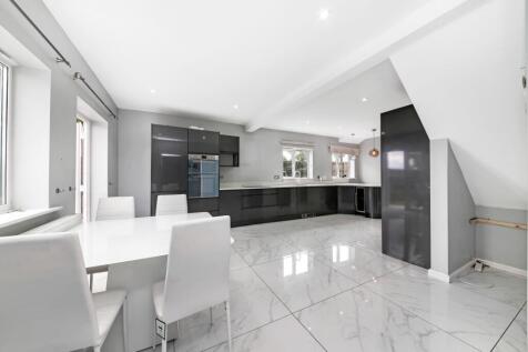 OPEN-PLAN DINING KITCHEN