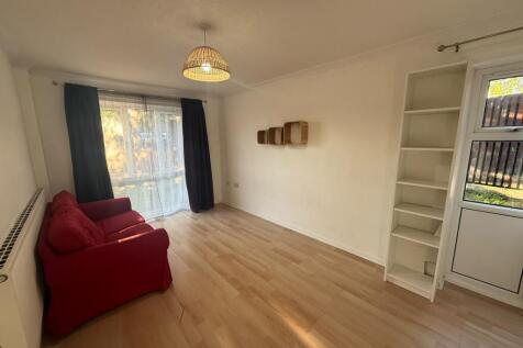 3-bed house on Sherwin Walk, NG3, £990/mo