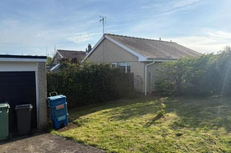 Side garden and garage.JPEG