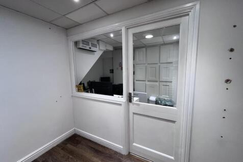 Retail Property (high street) to rent Image 5