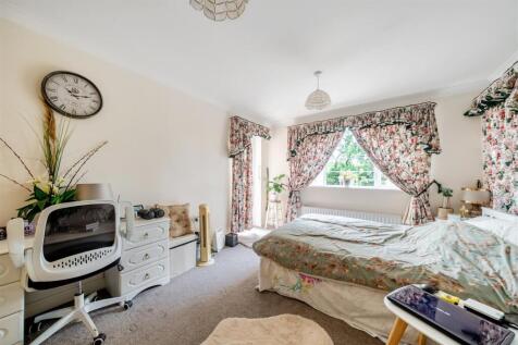 Whincroft Close, Ferndown photo 4