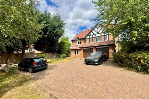 8 High Street driveway.jpg