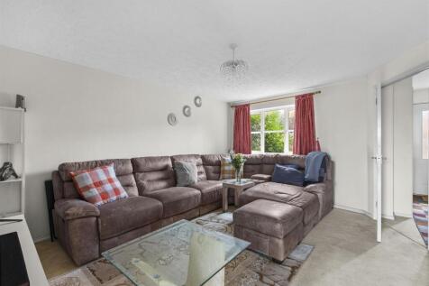 8 Vanguard Close, HP12 3FP-6.jpg