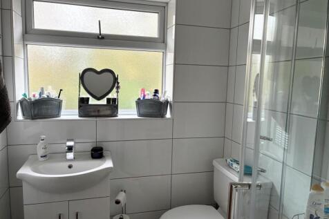 39 Mill lane Bathroom NEW sPET 26.jpg