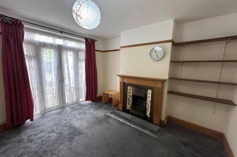 4-bed semi-detached on Carlton Avenue, Feltham, Middlesex, TW14, £2,500/mo