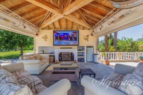 exterior tv room