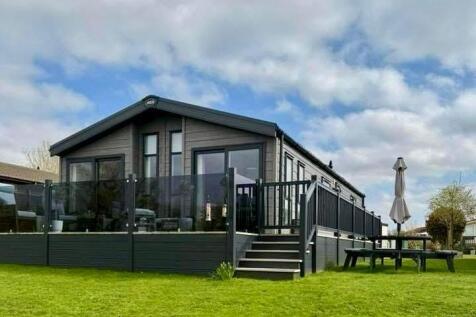 No 9 Otters Run, with wrap around deck