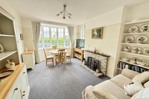 Sitting Room / Dining Room