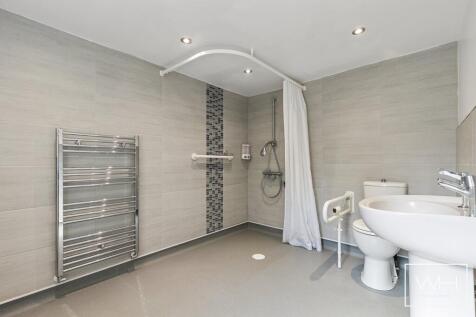 2 Aintree Close, Cus