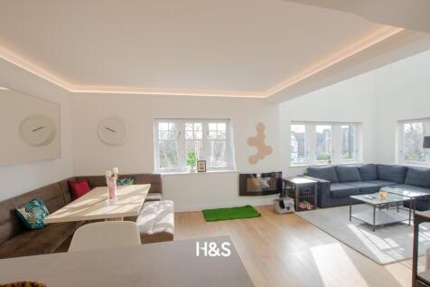 619 Sandon - Living area.jpg