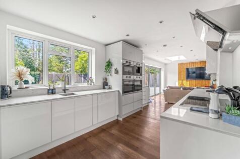8 Chestnut Close, Ashford, TW15 1DF-43.jpg