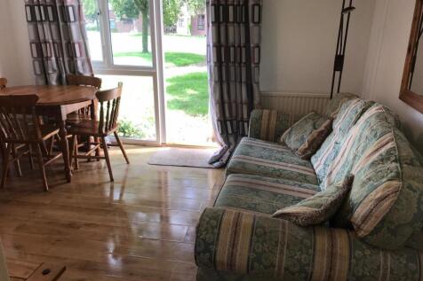 3-bed flat on Russet Grove, £2,015/mo