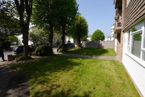 Communal front lawns
