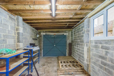 40 Priory Close -...