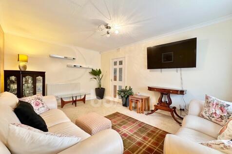 Ness Avenue, Johnstone lounge pic