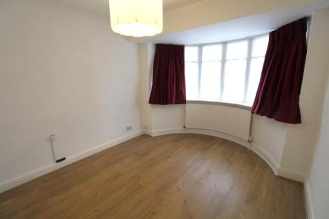 Eyhurst Avenue, Hornchurch, Essex, RM12 photo 5