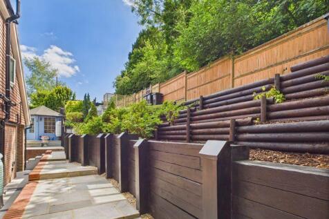 SIDE TERRACED GARDEN