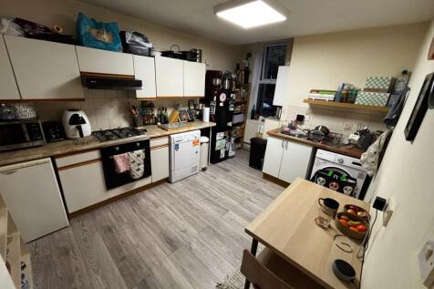 Bright, well-equipped kitchen with modern wood-...
