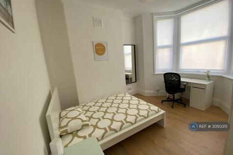 1-bed house on Floyd Road, London, SE7, £1,000/mo