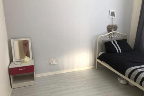 A bright and tidy double bedroom, perfect for s...